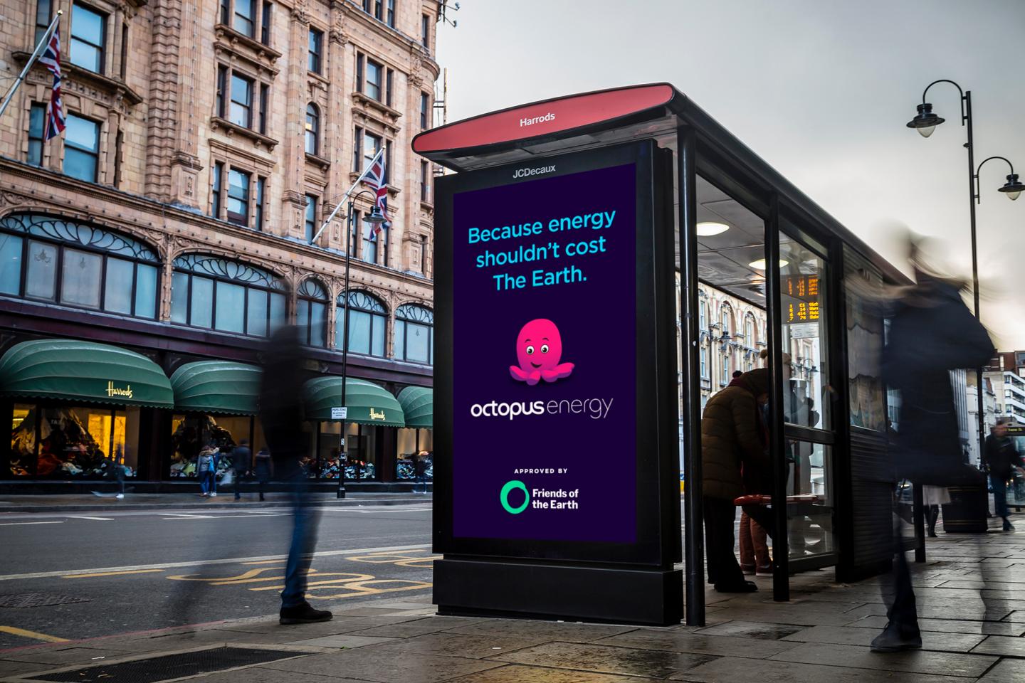 Otobüs durağının yanındaki Ahtapot Enerjisi posterinin fotoğrafı