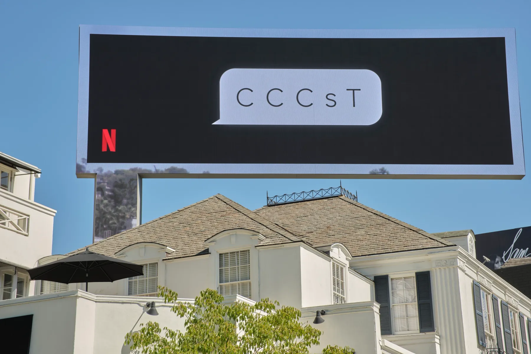 Bir reklam panosunun fotoğrafı. i9t'nin sol alt köşesinde netflix logosu ve "C C C s T" yazan bir konuşma balonu var