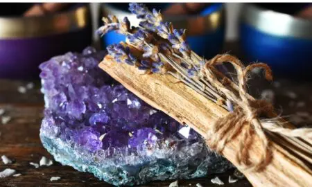 فوائد كريستال الجمشت واستخداماته وخصائصه العلاجية