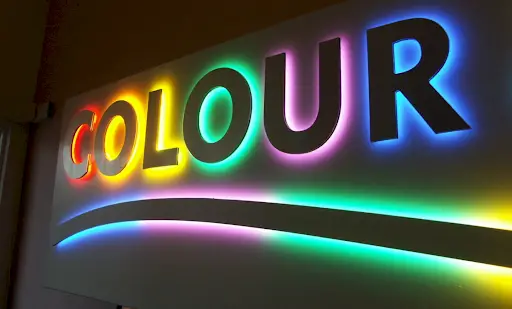 شعار مضاء من الخلف في أكشاك المعارض التجارية