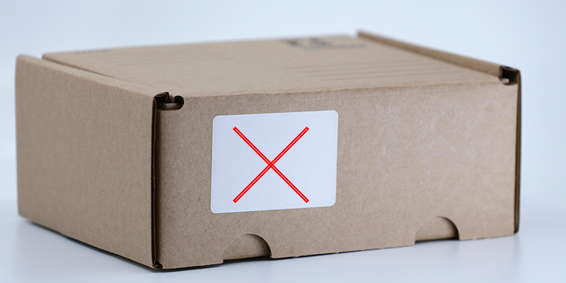 Una caja marrón con una cruz roja en la etiqueta.