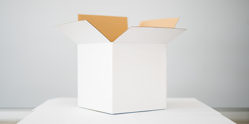 Kotak minimal putih kosong