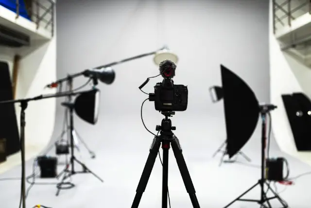 Menonjol dan Bersinar: Bagaimana Headshot Profesional Meningkatkan Kehadiran LinkedIn Anda