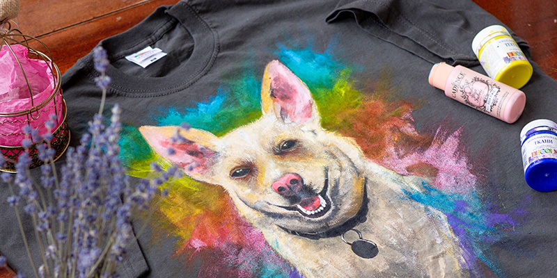 犬の顔が描かれたグレーのプリント T シャツ