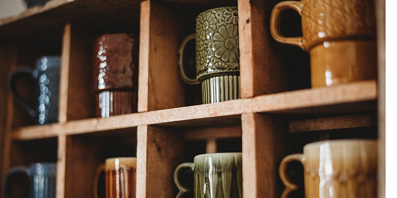 Juegos de tazas de café en un armario.