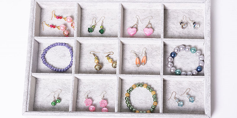 Caixa de joias com diferentes tipos de brincos