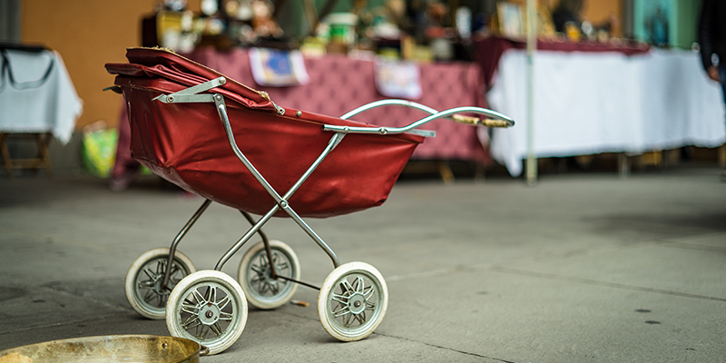 Um carrinho de criança vermelho no mercado