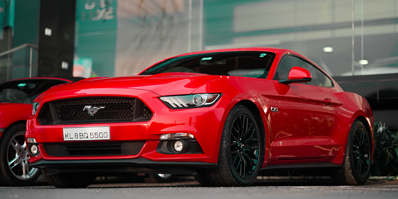 Czerwonego Forda Mustanga