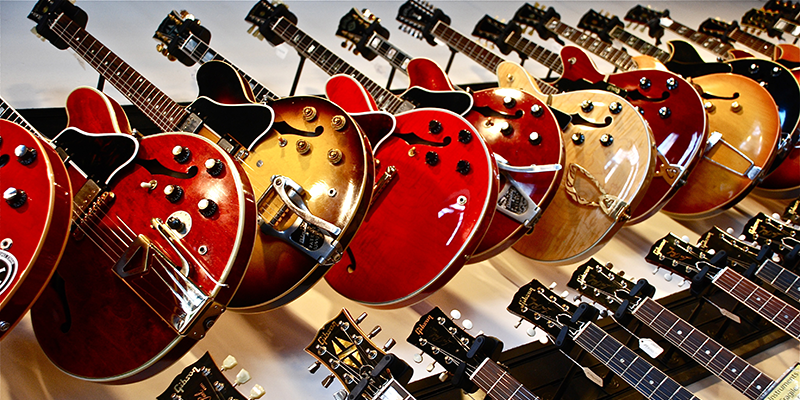 Guitares exposées dans un magasin